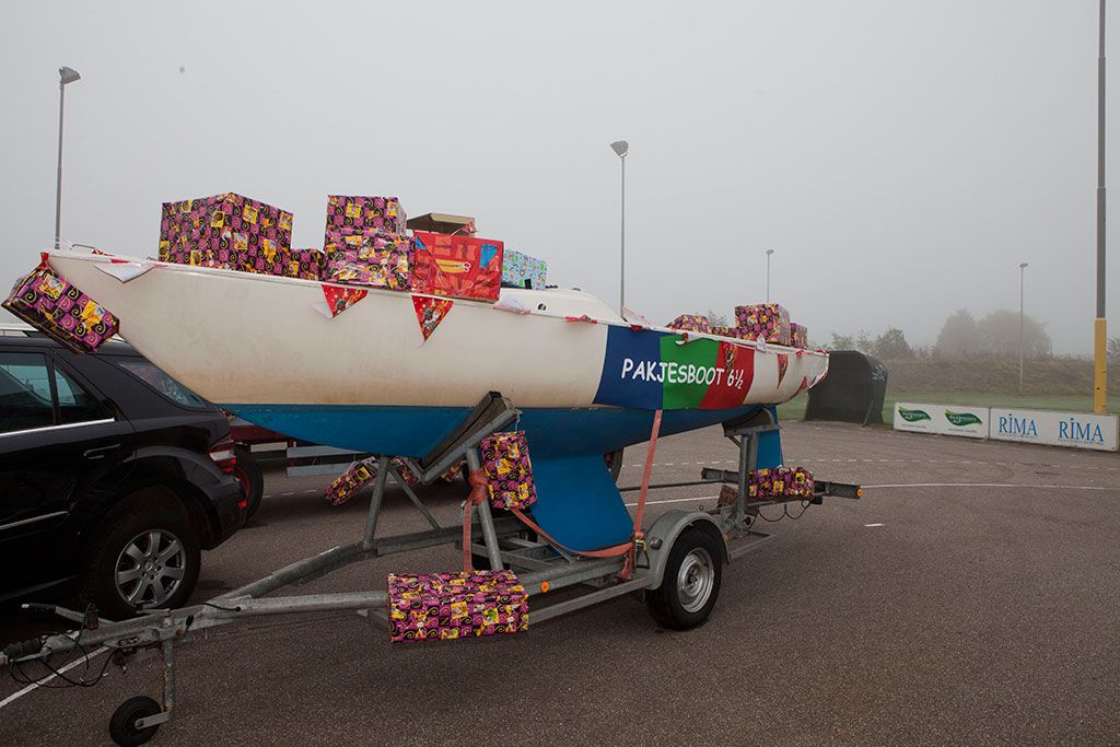 De Pakjesboot 64 met cadeaus tijdens de intocht van 2011