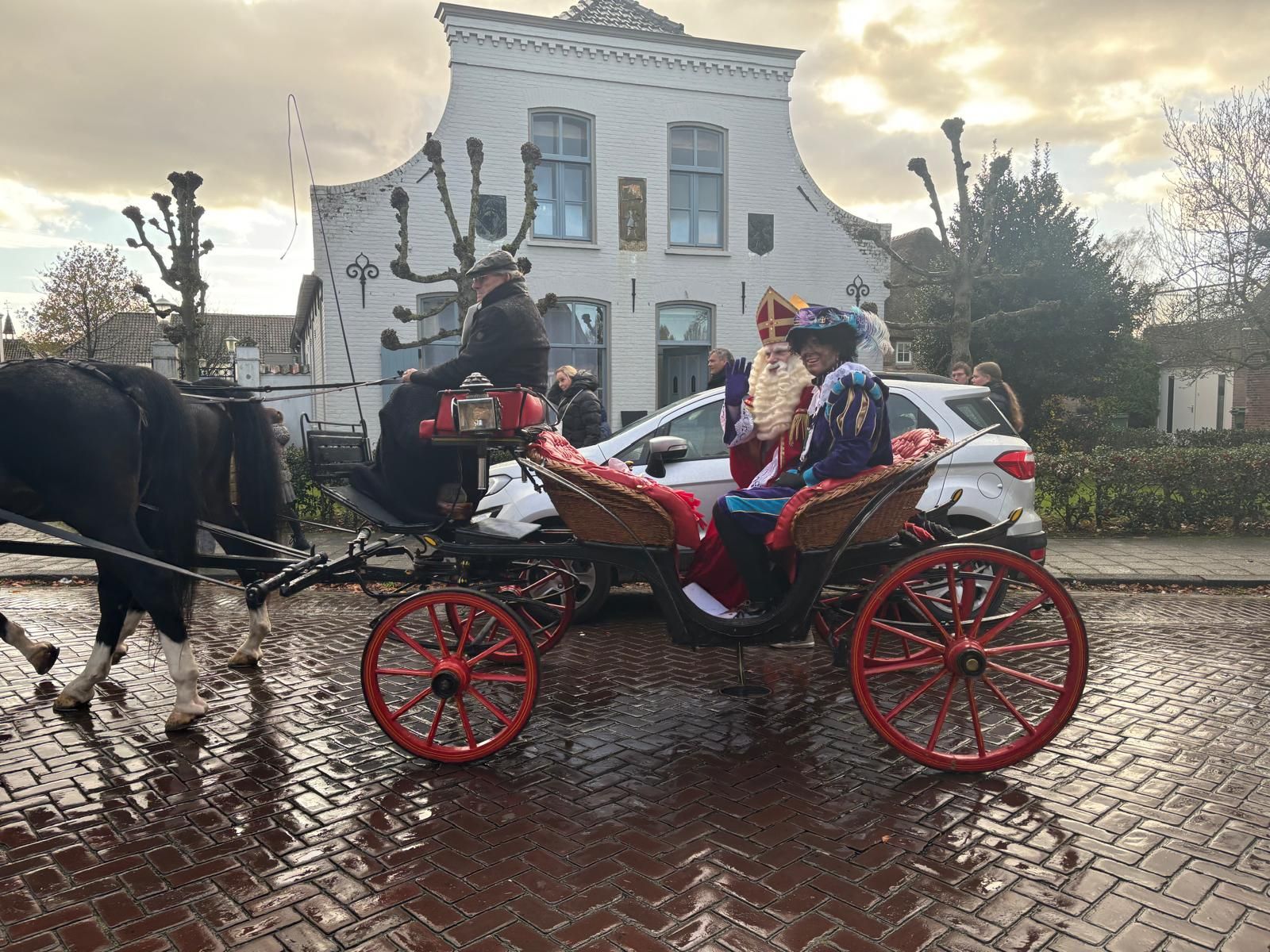 Sinterklaas rijdt met de koets door de Grotestraat in Drunen