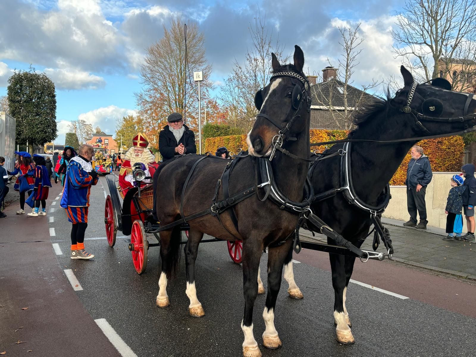 De paarden en koets van Sinterklaas op de Joost van den Vondellaan