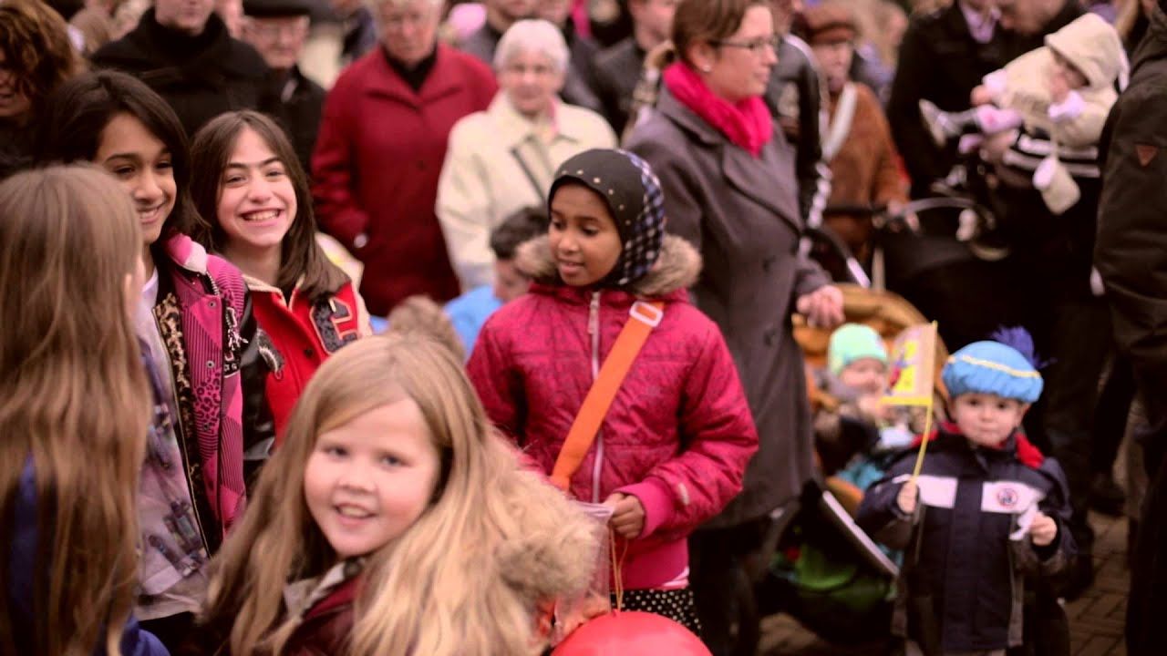 Bezoekers langs de route van de Sinterklaasintocht in Drunen in 2013