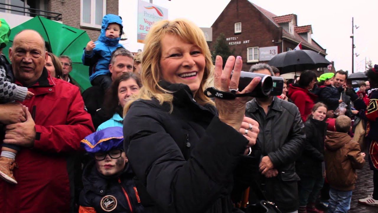 Bezoekers filmen de Sinterklaasintocht in Drunen in 2014