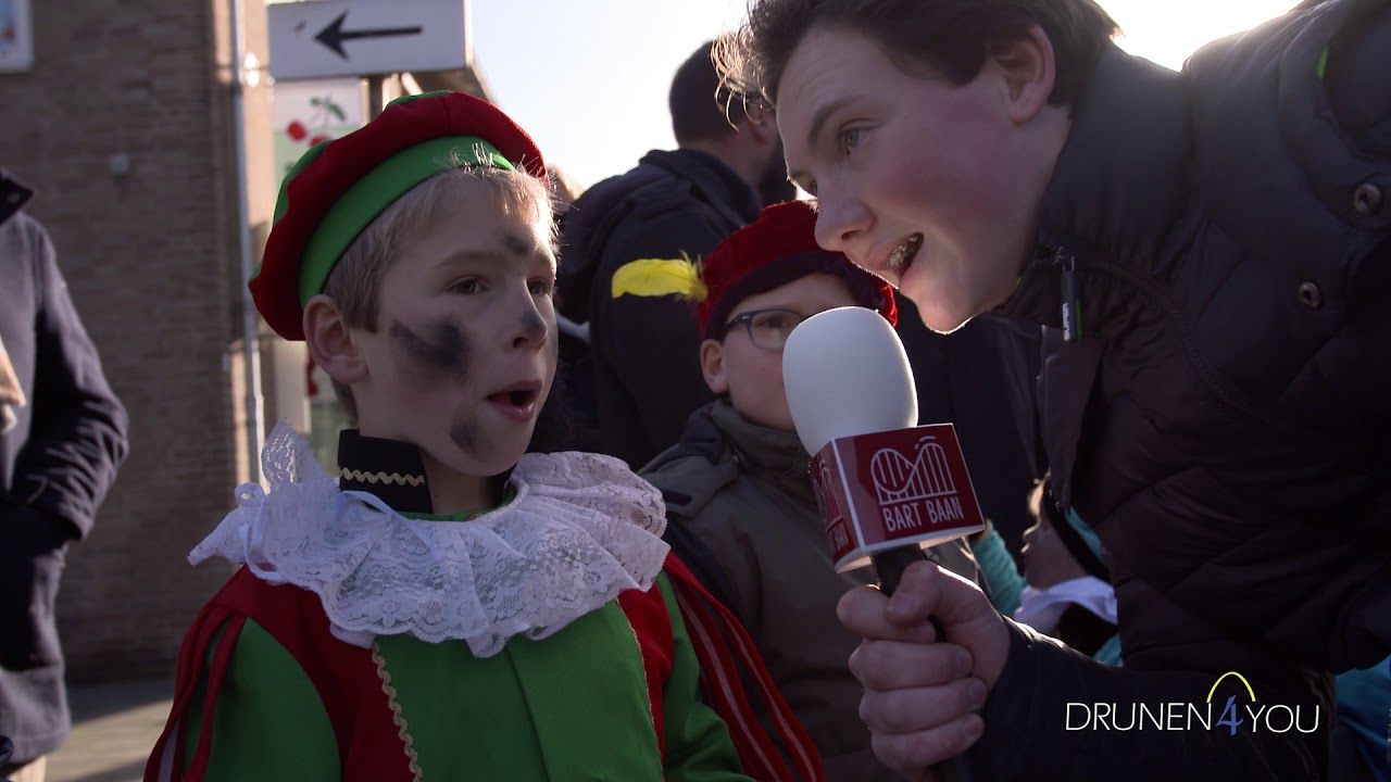 Een jonge deelnemer wordt geïnterviewd tijdens de intocht in Drunen in 2017